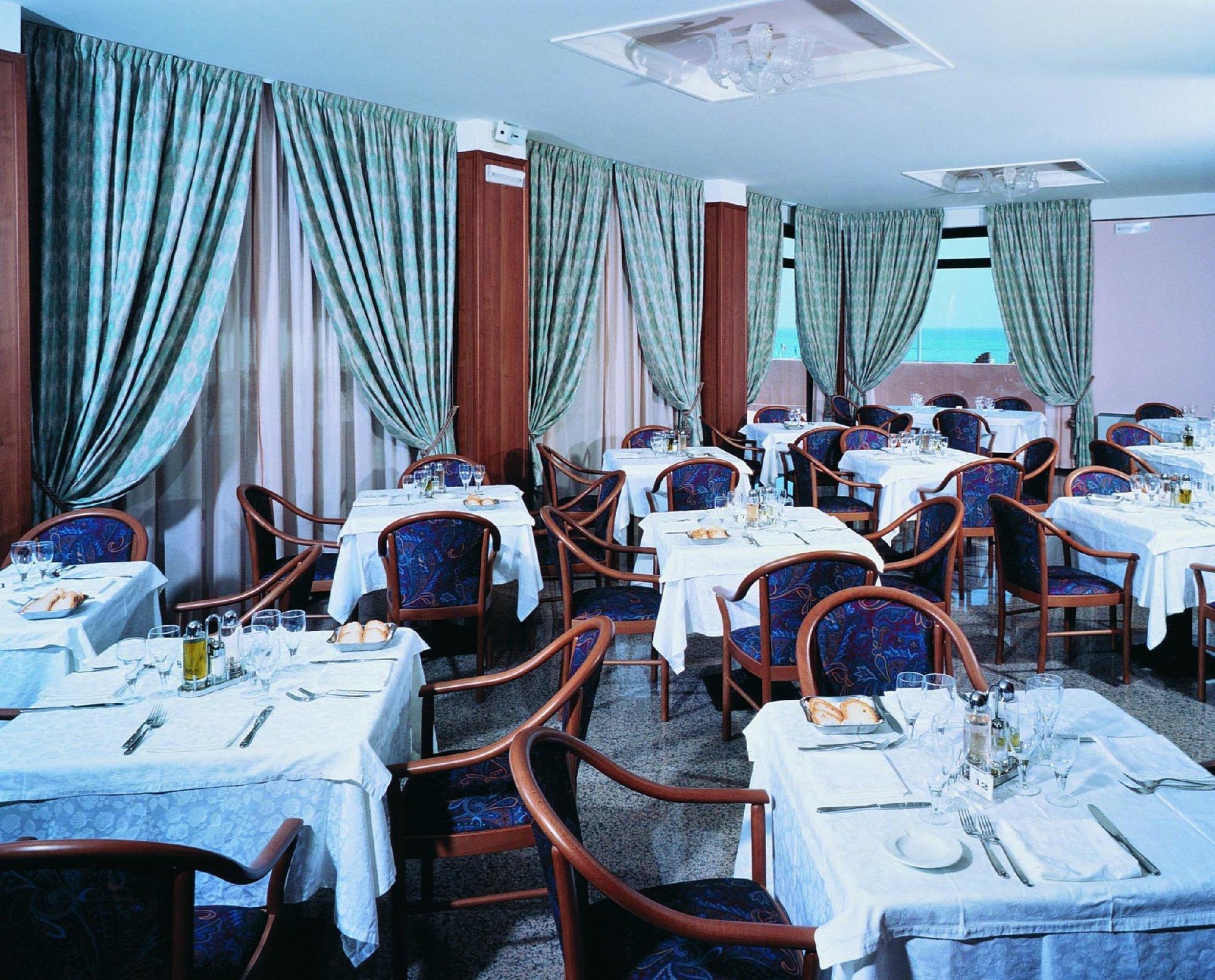 بيزارو Hotel Rossini المطعم الصورة